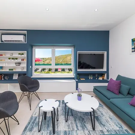 Scenic Elegant With Pool - Five Bedroom Βίλα
