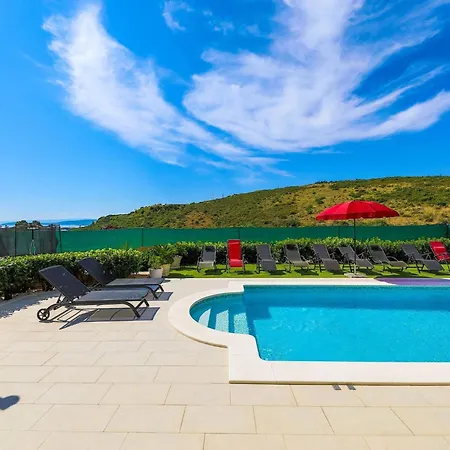 Βίλα Scenic Elegant With Pool - Five Bedroom Τρογκίρ
