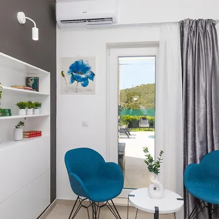 Scenic Elegant With Pool - Five Bedroom Τρογκίρ