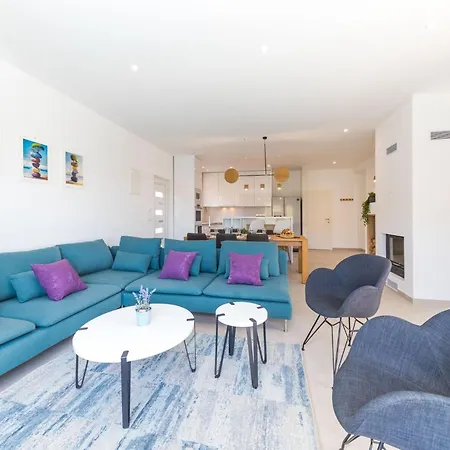 Scenic Elegant With Pool - Five Bedroom Βίλα *