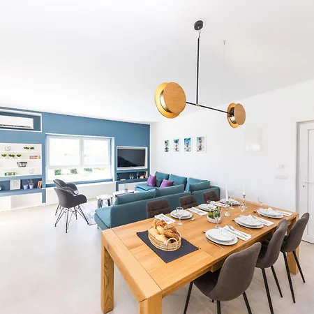 Βίλα Scenic Elegant With Pool - Five Bedroom Τρογκίρ