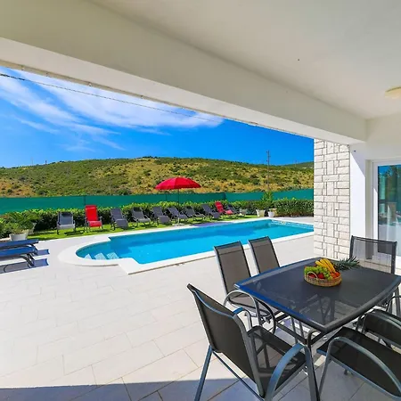 Scenic Elegant With Pool - Five Bedroom Βίλα