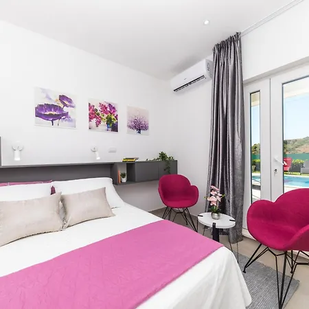 Scenic Elegant With Pool - Five Bedroom Τρογκίρ