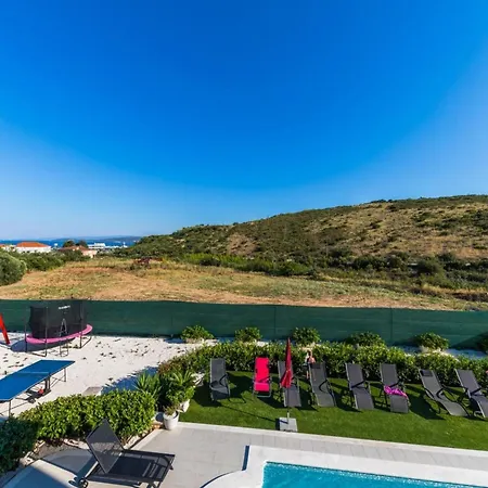 Βίλα Scenic Elegant With Pool - Five Bedroom Τρογκίρ