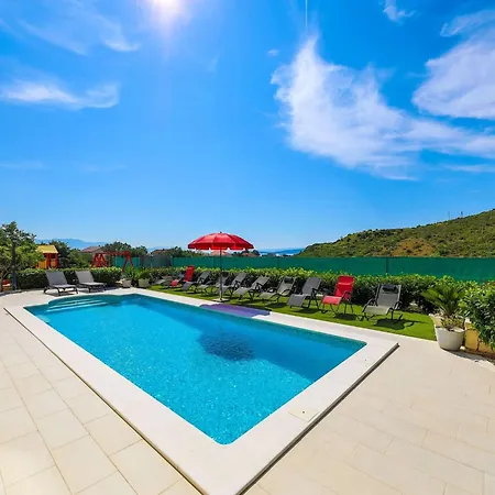 Scenic Elegant With Pool - Five Bedroom * Τρογκίρ