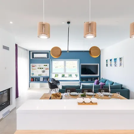 Scenic Elegant With Pool - Five Bedroom Βίλα