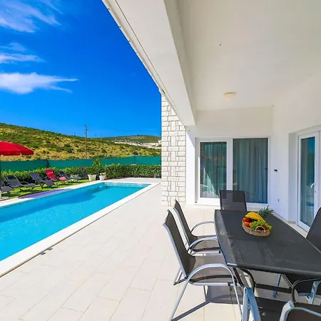 Villa Scenic Elegant With Pool - Five Bedroom *