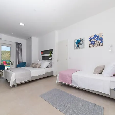 Villa Scenic Elegant With Pool - Five Bedroom *