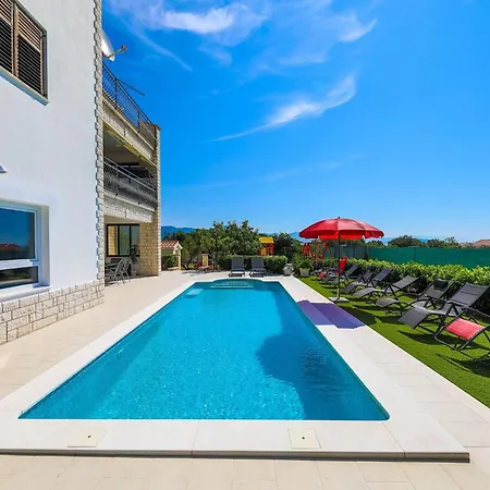 Scenic Elegant With Pool - Five Bedroom *