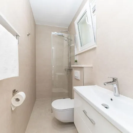 Scenic Elegant With Pool - Five Bedroom *