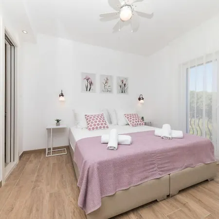 Scenic Elegant With Pool - Five Bedroom Trogir