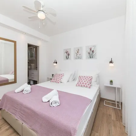 Scenic Elegant With Pool - Five Bedroom Villa *