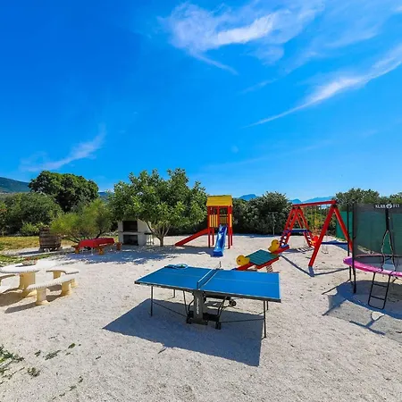 Scenic Elegant With Pool - Five Bedroom