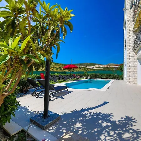 Scenic Elegant With Pool - Five Bedroom *