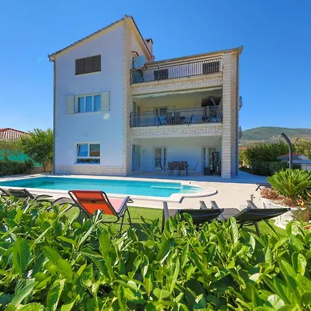 Scenic Elegant With Pool - Five Bedroom Villa *
