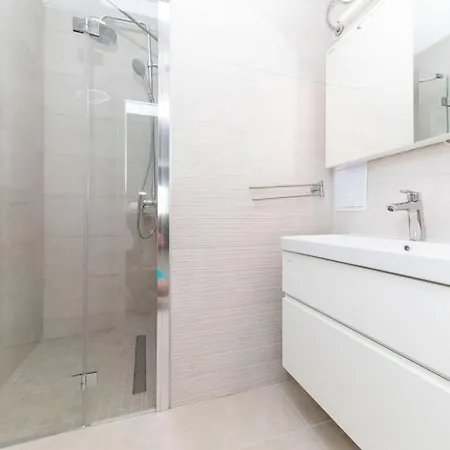 Scenic Elegant With Pool - Five Bedroom *