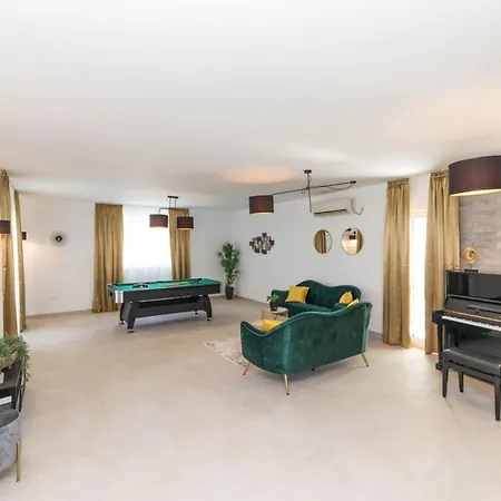 Villa Scenic Elegant With Pool - Five Bedroom Trogir